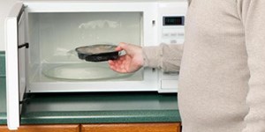 هذا ما تفعله وجباتُ المايكرويف الجاهزة بجسدك وعقلك.. احذرها!