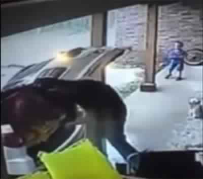 بالفيديو.. صاعقة تضرب رجلاً أمام أطفاله في تكساس