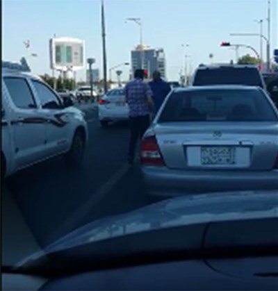 بالفيديو.. لحظة اعتداء خليجي على مقيم بطريقة وحشية في الشارع