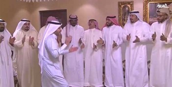 بالفيديو.. شاهد رقص “الدحة” في منزل فهد العنزي بعد نيلة الجنسية الكويتية