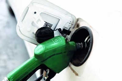 بالفيديو.. هذه ما يحدث اذا أبقيت السيارة على وضع التشغيل أثناء تعبئة البنزين