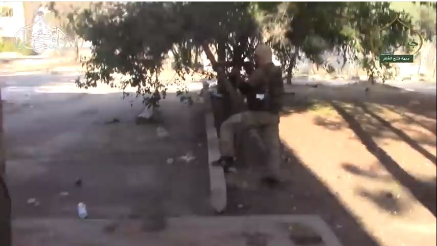 فيديو ممنوع على اصحاب القلوب الضعيفة :اشتباكات من مسافة الصفر بين المعارضة و قوات الاسد في حلب