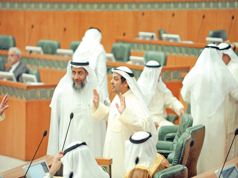 مطالبات بوقف القرارات الانتخابية للوزراء