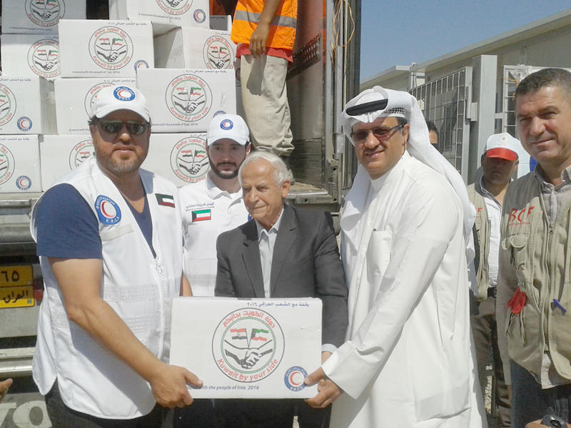 الهلال الاحمر الكويتي يقدم 1850 سلة غذائية لنازحي الموصل