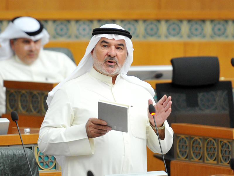 عاشور يسأل عن منع «البدون» من أداء الحج