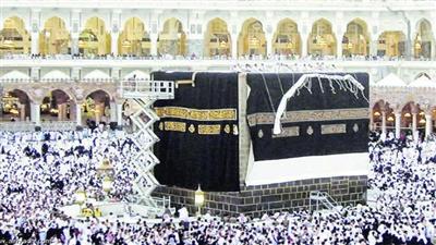 الكعبة المشرفة ترتدي حُلتها الجديدة بعد صلاة فجر يوم عرفة