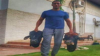 محمد رمضان حاملاً رأسي عجلين: «الأقرب إلى قلبي»