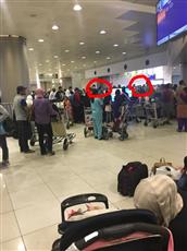 بالصور – مسافرونا العائدون من الإجازة.. يكتمون أنوفهم في المطار!