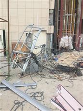 «الاطفاء»: مصرع عامل واصابة آخر نجى من الموت بأعجوبة في انهيار رافعة من الطابق الـ 39
