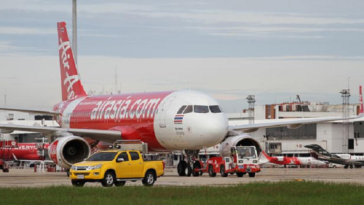 قائد طائرة يهبط بالركاب في بلد آخر بالخطأ