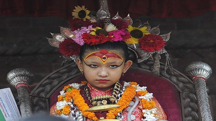 طفلة الـ7 سنوات في نيبال إلهة لا تطأ أقدامها الأرض!!