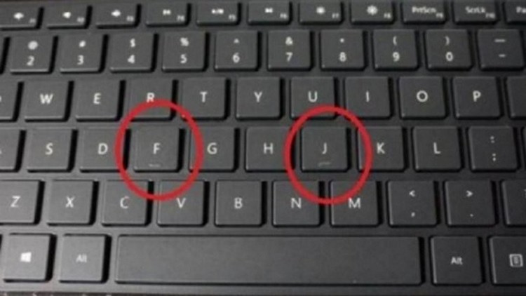 لماذا يوجد خطّ تحت حرفي “J” و”F”؟