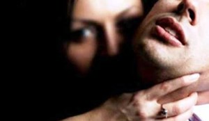 انتقام امراة .. شوهت وجه زوجها بـ “ماء النار ” أثناء نومه و السبب؟ !