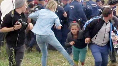 هل تذكرون هذه المصورة اللئيمة التي ركلت السوريين؟.. هذا ما حدث لها