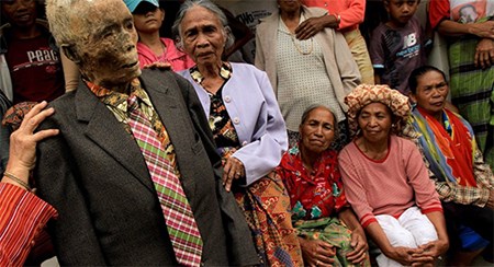 “أكلة الموتى”.. هؤلاء لا يدفنون موتاهم