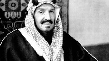هذا ما فعله الملك عبدالعزيز بباب الكعبة