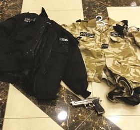 ضبط إيراني بمسدس وملابس عسكرية