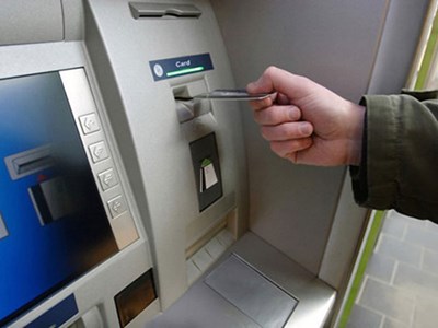 ما حقيقة التحذير من عدم لمس وصل ماكينة الصراف الآلي؟