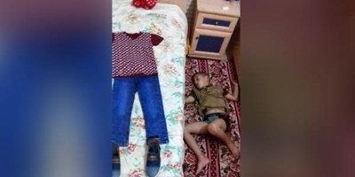 طفل رتب ملابس العيد على سريره ونام على الأرض