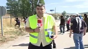 بالفيديو…مراسل تليفزيوني ينجو من الموت بأعجوبة على الهواء