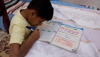 دون إتعابكم…10 حيل ليستمتع طفلكم بالمذاكرة