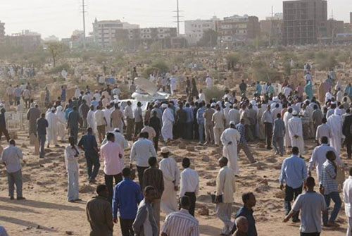 بعد 6 ساعات من دفنه في المقبرة يخرج الطفل محمد ليبلغ عن المفاجأة الكبرى