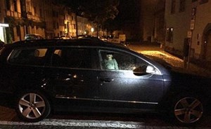 صورة تفطر القلب.. طفل محبوس في سيارة ليلاً والأم تحتفل