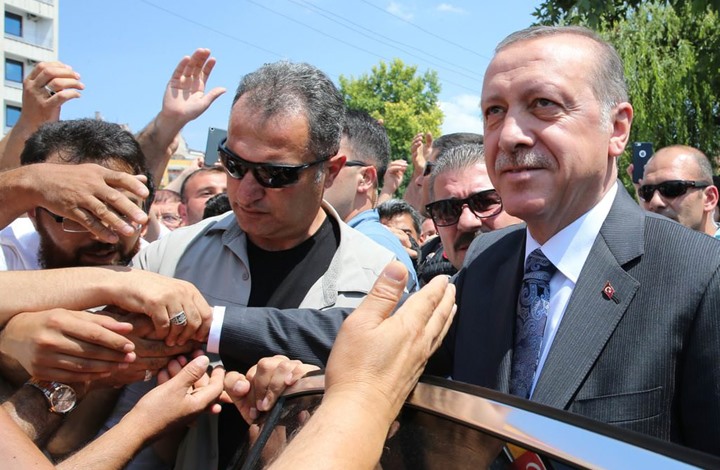 مواطن تركي يختبئ من الرئيس أردوغان يوم العيد.. لماذا؟
