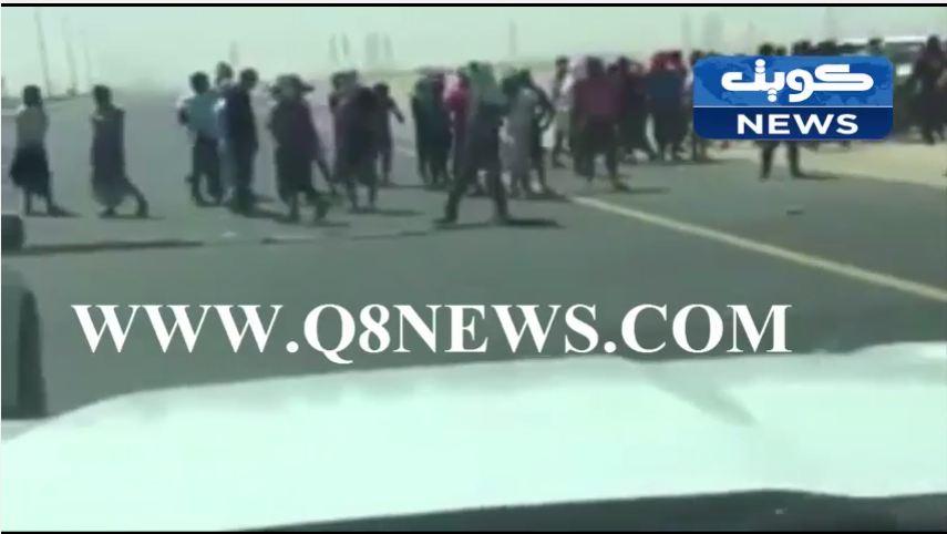 فيديو لن تصدق انه في الكويت : عمال يغلقون “طريق العبدلي” ويعتدون على المركبات!!