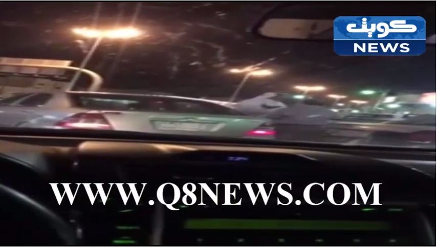 بالفيديو…هوشة عنيفة بين مصري وسعودي ، استعملت فيها كل “الأسلحة” من اليد الى الحذاء!!!!