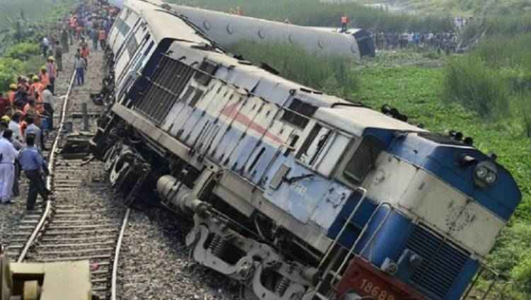 #عاجل #مصر :3 قتلى و 20جريح على الاقل في خروج قطار الصعيد عن القضبان عند مدينة #العياط