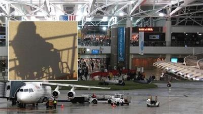 الغموض يرافق مراهقة مصرية تم انزالها محترقة تصرخ من الالم من طائرة في مطار امريكي!