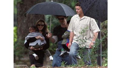 الحارس الشخصي لبراد بيت وأنجلينا جولي يخرج عن صمته و يكشف الأسرار