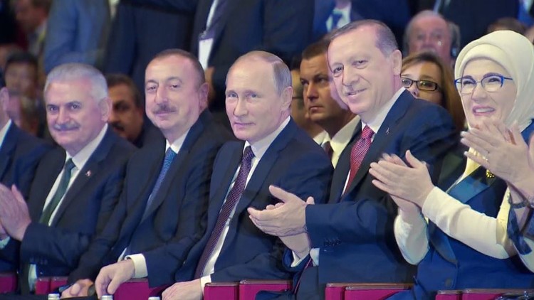 عدسات المصورين تلاحق مزاح بوتين وأردوغان في اسطنبول!