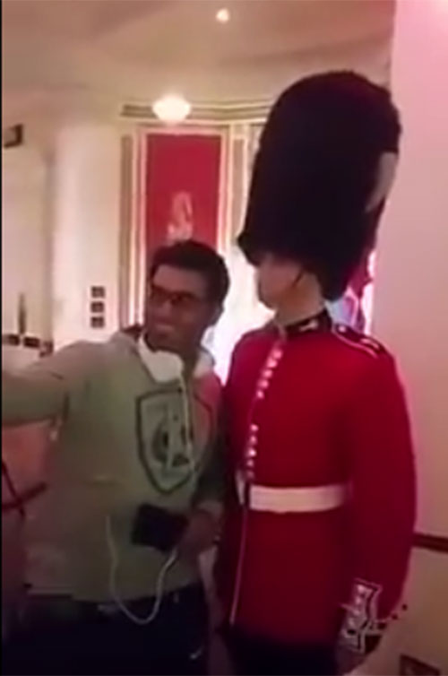 بالفيديو:شاهد كيف كان رد الفعل العنيف لاحد حرس الشرف البريطاني عندما حاول شاب خليجي لمسه