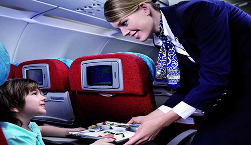 تجنبوا طلب هذه الامور من مضيفات الطيران!