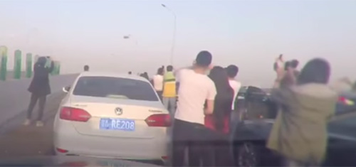 بالفيديو.. سائقون يتركون سياراتهم لتصوير “مركبة فضائية”