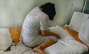 ربة بيت عربية تعذّب خادمة بطريقة وحشية وتفقدها السمع بادخالها مقص في اذنها!