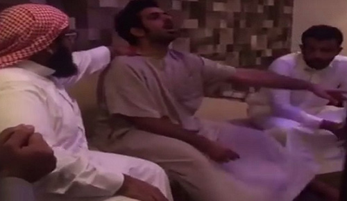 بالفيديو.. شيخ يقرأ على شاب مسحور وفجأة ينطق الجن.. شاهد ردة فعل الشيخ ؟!