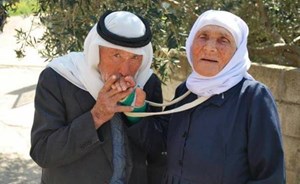 هكذا ودعت اللبنانية المعمّرة (126 عاماً)  ابنها ذا الـ 86 عاماً..  لا أحد تجرّأ على ما فعلته في بالجنازة