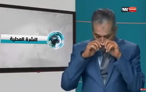 بالفيديو.. مذيع يفقد السيطرة على نفسه من شدة البكاء ويعجز عن استكمال قراءة الاخبار
