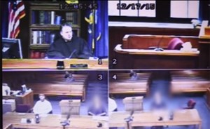 بالفيديو.. قاضي خلع ثوبه داخل المحكمة.. فماذا فعل للمدعي عليه؟