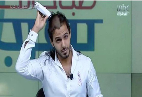 فيديو مؤثر: صحفي خليجي يحلق شعره على الهواء و السبب…والدته