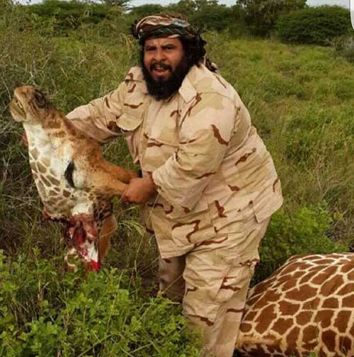 ذابح الزرافة يعكس الهجوم و يؤكد ان الفيل الصغير هو التالي