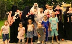 تعرف على اللاجئ المجهول..له 4زوجات و22 إبنا…و ينفق اكثر من وزير!