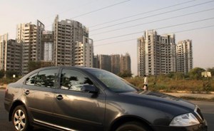 مدير شركة هندي يكافئ موظفيه باكثر من ألف سيارة و شقة