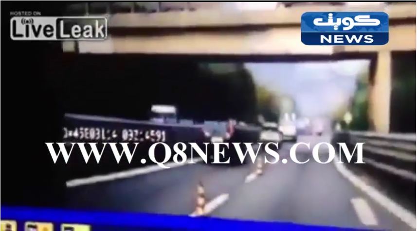 بالفيديو…لحظة انهيار جسر على السيارات في ايطاليا بسبب مرور شاحنة ثقيلة