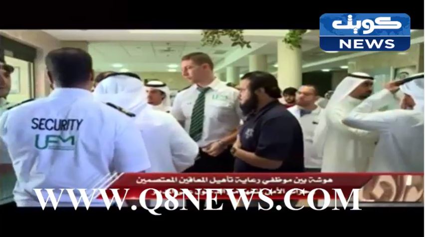 بالفيديو…هوشة بين موظفي رعاية تأهيل المعاقين المعتصمين وحراس الأمن لمنعهم من الدخول على المدير