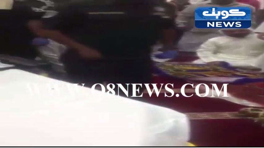 بالفيديو…وفاة احد المصلين اثناء انتظاره صلاة الظهر في مسجد مريم الدخان بمنطقة المهبولة