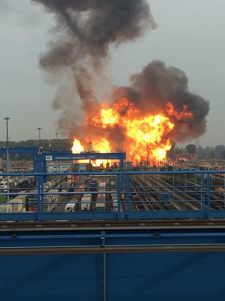 عاجل …بالفيديو:قتلى وجرحى في انفجارات ضخمة تهز اكبر معمل كيميائي بالعالم في المانيا